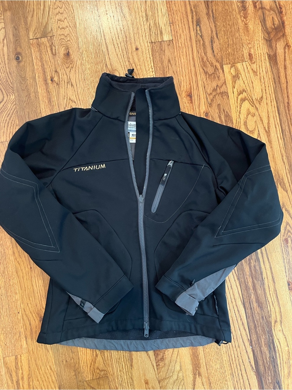 Columbia Titanium Black and Gray Softshell Jacket, Womens XS